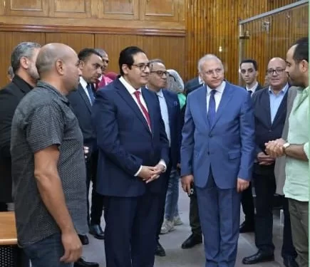 «عبد الصادق » يلتقي أساتذة وطلاب الحقوق ويتابع أعمال التجديد والتحول الرقمي