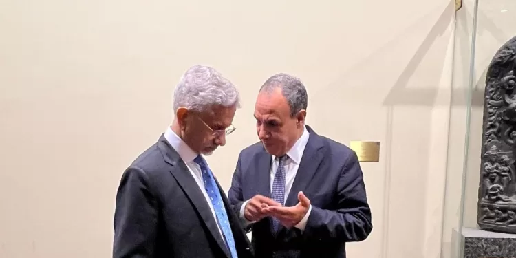 وزير الخارجية ونظيره الهندي يؤكدان الحرص على مواصلة تكثيف جهود تعزيز التعاون
