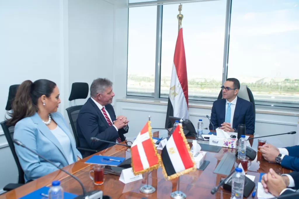 «الخطيب» يبحث مع سفير الدنمارك توسيع الشراكات.. مجلس أعمال مشترك لتعزيز الاستثمار الأجنبي في مصر 4 - جريدة الجمهورية IMG 20250925 WA0120 - جريدة الجمهورية
