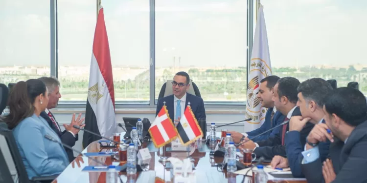 «الخطيب» يبحث مع سفير الدنمارك توسيع الشراكات.. مجلس أعمال مشترك لتعزيز الاستثمار الأجنبي في مصر