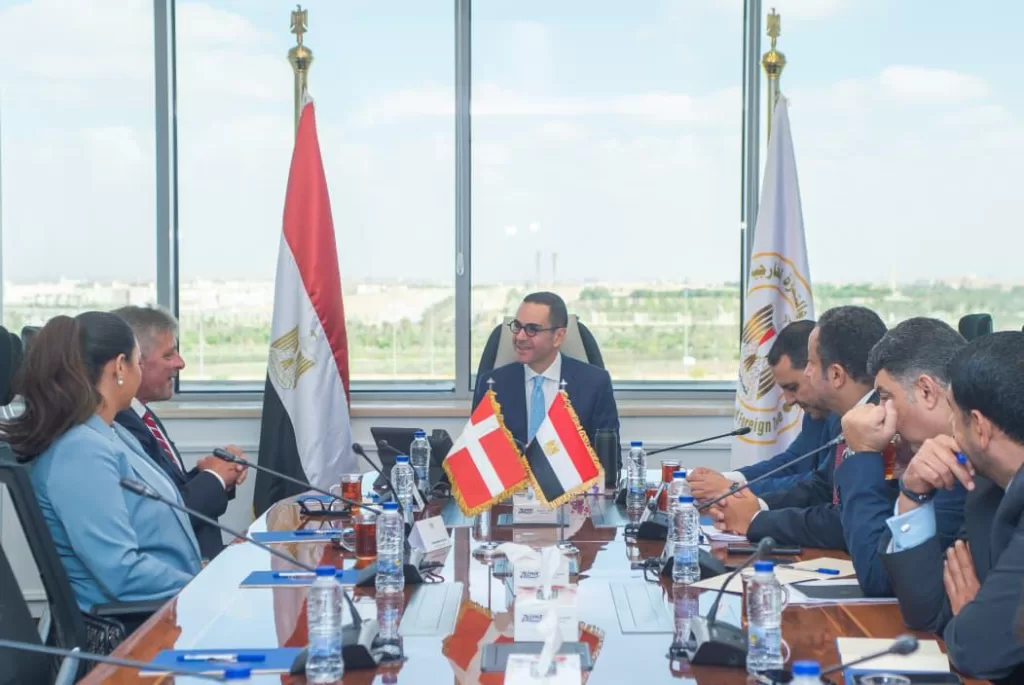 «الخطيب» يبحث مع سفير الدنمارك توسيع الشراكات.. مجلس أعمال مشترك لتعزيز الاستثمار الأجنبي في مصر 2 - جريدة الجمهورية IMG 20250925 WA0123 - جريدة الجمهورية