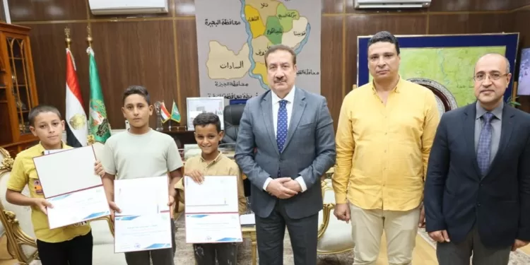 عثروا على مبلغ مالي كبير وسلموه للشرطة.. «أبو ليمون»:  يكرم 3 طلاب بالمنوفية لأمانتهم