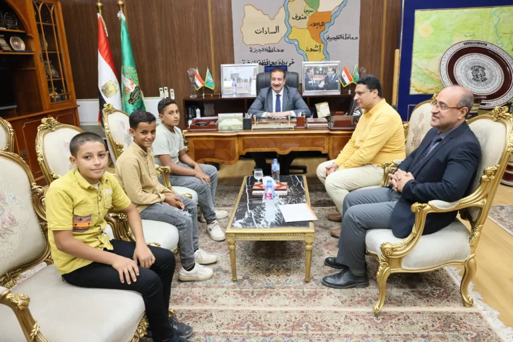 عثروا على مبلغ مالي كبير وسلموه للشرطة..«أبو ليمون»: يكرم 3 طلاب بالمنوفية لأمانتهم 4 - جريدة الجمهورية IMG 20250928 WA0025 1 - جريدة الجمهورية