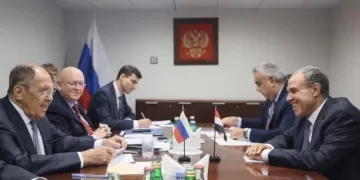 على هامش اجتماعات الأمم المتحدة: وزير الخارجية ونظيره الروسي يبحثان تعزيز العلاقات