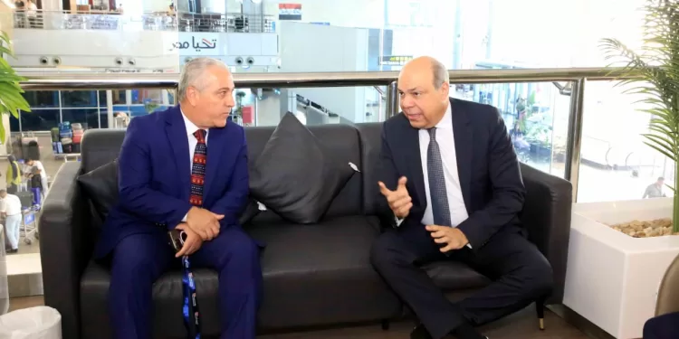 أجواء احتفالية برحلة الأوائل في مطار القاهرة قبل السفر إلى ألمانيا.. وزير الطيران ورئيس الهيئة الوطنية للصحافة فى وداع الطلبة 1 - جريدة الجمهورية أجواء احتفالية برحلة الأوائل في مطار القاهرة قبل السفر إلى ألمانيا.. وزير الطيران ورئيس الهيئة الوطنية للصحافة فى وداع الطلبة