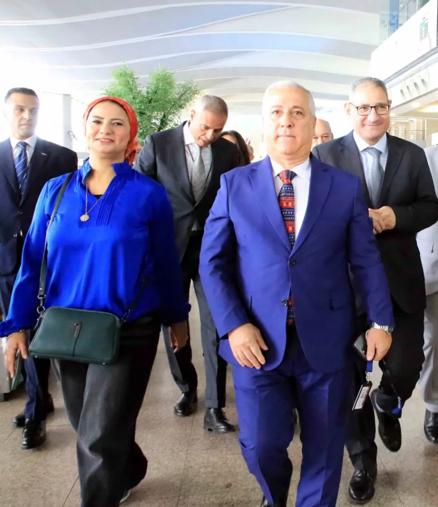أجواء احتفالية برحلة الأوائل في مطار القاهرة قبل السفر إلى ألمانيا.. وزير الطيران ورئيس الهيئة الوطنية للصحافة فى وداع الطلبة 9 - جريدة الجمهورية WhatsApp Image 2025 09 01 at 5.33.59 PM 4 - جريدة الجمهورية