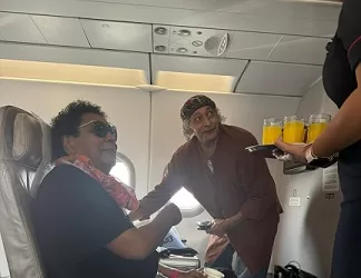 محمد منير يعود إلى القاهرة ويطمئن جمهوره: «أنا بخير» 2 - جريدة الجمهورية محمد منير يعود إلى القاهرة ويطمئن جمهوره: «أنا بخير»