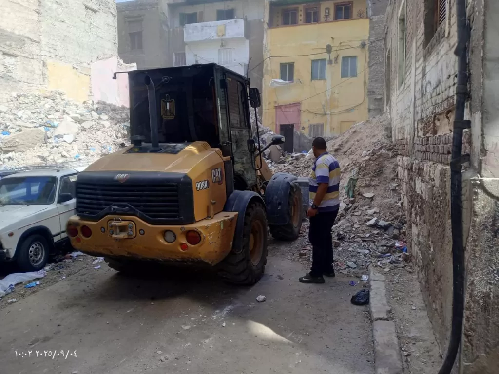 حي غرب الإسكندرية يرفع 120 طنًا من الأتربة والأنقاض في كرموز 3 - جريدة الجمهورية WhatsApp Image 2025 09 04 at 8.14.59 PM - جريدة الجمهورية