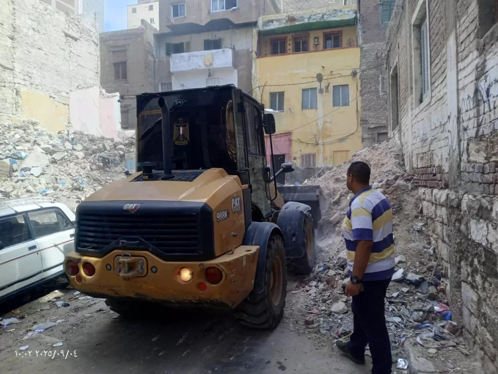 حي غرب الإسكندرية يرفع 120 طنًا من الأتربة والأنقاض في كرموز 2 - جريدة الجمهورية WhatsApp Image 2025 09 04 at 8.15.00 PM 1 - جريدة الجمهورية