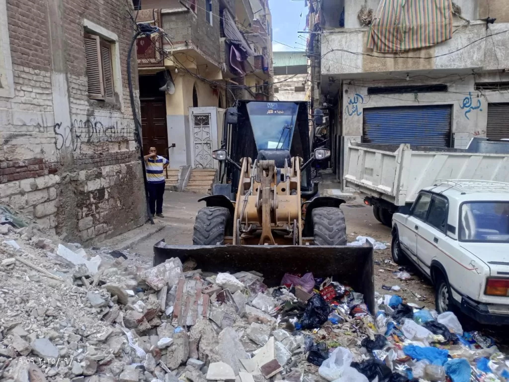 حي غرب الإسكندرية يرفع 120 طنًا من الأتربة والأنقاض في كرموز 4 - جريدة الجمهورية WhatsApp Image 2025 09 04 at 8.15.00 PM - جريدة الجمهورية