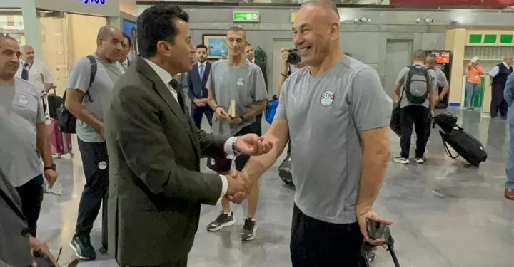 صبحي يودع الفراعنة بمطار القاهرة قبل السفر لبوركينا