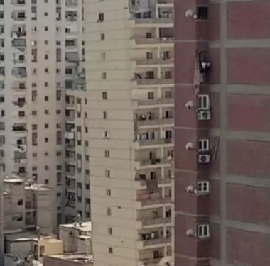 محافظة الإسكندرية تهدم طوابق مخالفة من برج يشكل خطورة على السكان