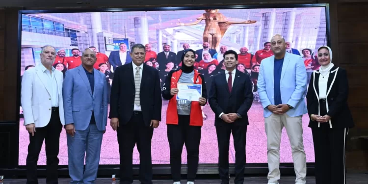 وزير الرياضة يكرم منتخبي اليد والسلة للشابات بعد تتويجهما الإفريقي