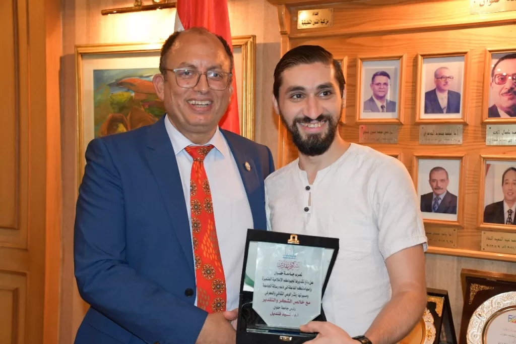 رئيس جامعة حلوان يكرّم الإعلاميين المتميزين في بداية العام الجامعي الجديد 16 - جريدة الجمهورية WhatsApp Image 2025 09 21 at 8.40.16 PM 2 - جريدة الجمهورية