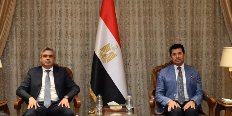 وزير الرياضة يبحث مع رئيس اتحاد الفروسية استضافة الفعاليات الدولية وبرامج التطوير