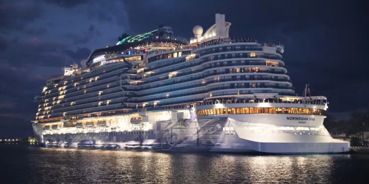 ميناء الإسكندرية يستقبل 8100 سائح على متن سفينتين سياحيتين