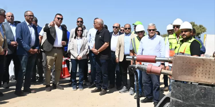 وزير الإسكان ومحافظ البحيرة يتفقدان مشروع ازدواج خط مياه وادي النطرون