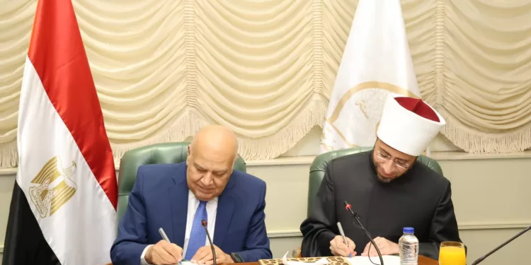 توقيع برتوكول تعاون بين الأوقاف واتحاد الجامعات العربية 1 - جريدة الجمهورية توقيع برتوكول تعاون بين الأوقاف واتحاد الجامعات العربية