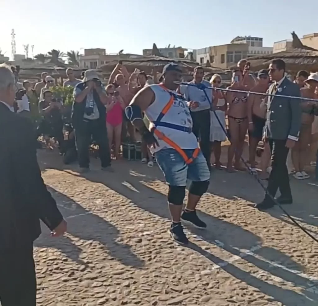 «كابونجا المصري».. أقوى رجل في العالم سحب سفينة سياحية بوزن 700 طن لمسافة 15 مترًا في الغردقة 3 - جريدة الجمهورية WhatsApp Image 2025 09 27 at 6.46.37 PM 2 - جريدة الجمهورية