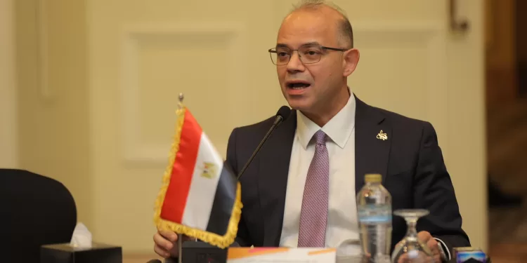 رئيس هيئة الرقابة المالية يستعرض جهود تطوير القطاع المالي غير المصرفي