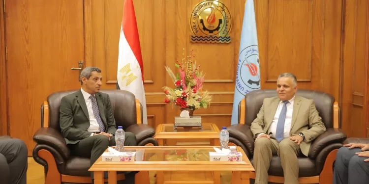 محافظ السويس يزور الجامعة ويُشيد بإنجازاتها الأكاديمية والبحثية ويتفقد الجامعة الأهلية