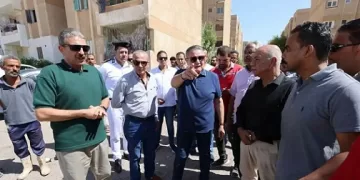 محافظ البحر الأحمر يتفقد منطقة أبو عشرة بالغردقة ويشدد على الاهتمام بنظافة الشوارع