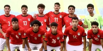 سفير مصر بتشيلي يُحفز لاعبي الشباب قبل مواجهة نيوزيلندا