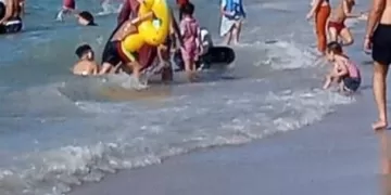 انقاذ ٣ أشخاص من الغرق بعد نزولهم البحر رغم التحذيرات