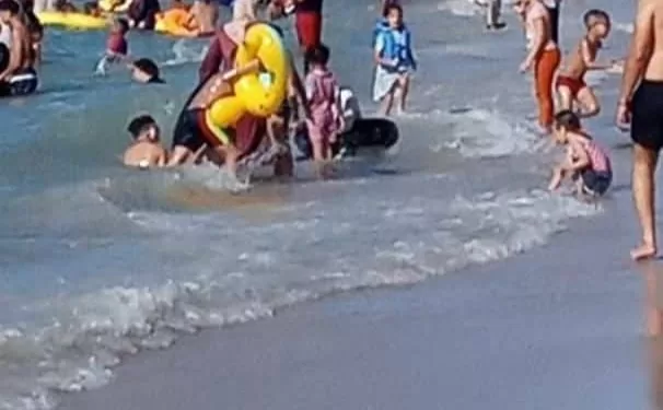 انقاذ ٣ أشخاص من الغرق بعد نزولهم البحر رغم التحذيرات
