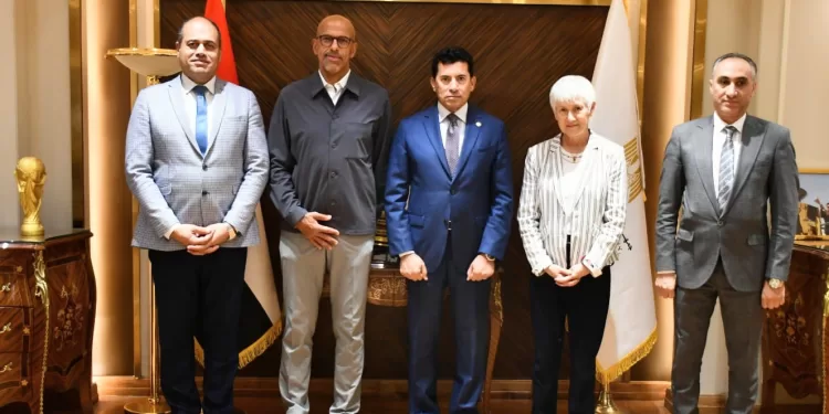 وزير الرياضة يلتقي رئيسة الاتحاد الدولي للإسكواش لبحث سبل التعاون