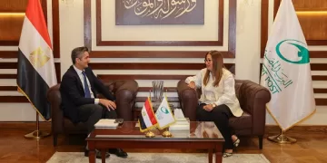 رئيس البريد المصري تبحث سبل التعاون مع الرئيس الإقليمي لـ«Visa»