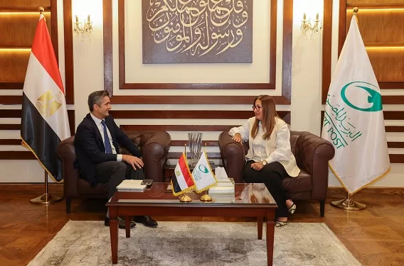 رئيس البريد المصري تبحث سبل التعاون مع الرئيس الإقليمي لـ«Visa»