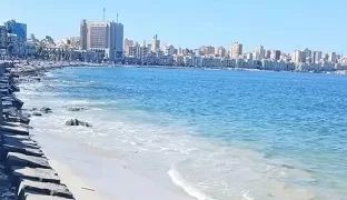 انحسار غير مألوف لمياه البحر يظهر مساحات رملية واسعة بشواطئ الإسكندرية