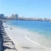 انحسار غير مألوف لمياه البحر يظهر مساحات رملية واسعة بشواطئ الإسكندرية