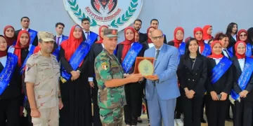 احتفالاً بذكرى أكتوبر.. طلاب جامعة الإسكندرية في زيارة لقوات المظلات