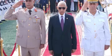 محافظ شمال سيناء يضع إكليل الزهور على قبر الجندي المجهول بالعريش