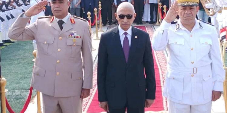 محافظ شمال سيناء يضع إكليل الزهور على قبر الجندي المجهول بالعريش