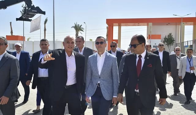 وزير الاستثمار يتفقد المركز اللوجستي الجمركي للمنطقة الاقتصادية لقناة السويس 1 - جريدة الجمهورية وزير الاستثمار يتفقد المركز اللوجستي الجمركي للمنطقة الاقتصادية لقناة السويس