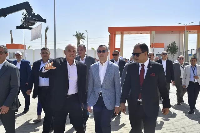 وزير الإستثمار ومحافظ السويس يتفقدان المنطقة الحرة بعتاقة والأدبية بالسويس الجديدة 5 - جريدة الجمهورية 2 9 - جريدة الجمهورية