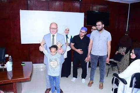 «رئيس جامعة سوهاج» يقدم نموذجًا عمليًا في التشخيص لطلاب الفرقة الخامسة بكلية الطب 4 - جريدة الجمهورية 3 61 - جريدة الجمهورية
