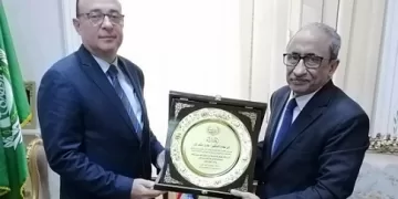 السفير محمدي الني يهدي وزيرة التخطيط درع مجلس الوحدة الاقتصادية العربية