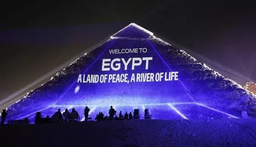 «صور» ساحرة لأهرامات الجيزة احتفالاً بقمة شرم الشيخ 5 - جريدة الجمهورية 4 35 - جريدة الجمهورية