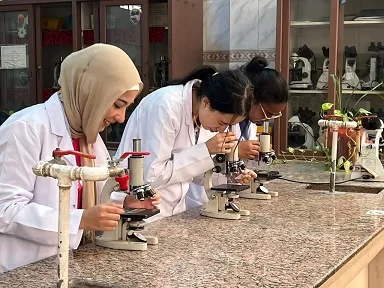 في إطار التعاون الأكاديمي.. طلاب «العلوم» و«العلاج الطبيعي» بالقاهرة الأهلية يتدربون بمعامل «قصر العيني» 4 - جريدة الجمهورية 4 51 - جريدة الجمهورية