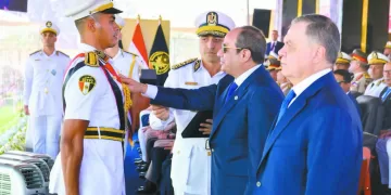 الرئيس يمنح نوط الامتياز من الطبقة الثانية لأوائل الشرطة