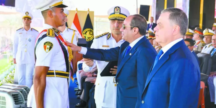 الرئيس يمنح نوط الامتياز من الطبقة الثانية لأوائل الشرطة