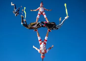 1350 قفزة على سفح الأهرامات في مهرجان القفز الحر بالمظلات 3 - جريدة الجمهورية 1350 قفزة على سفح الأهرامات في مهرجان القفز الحر بالمظلات