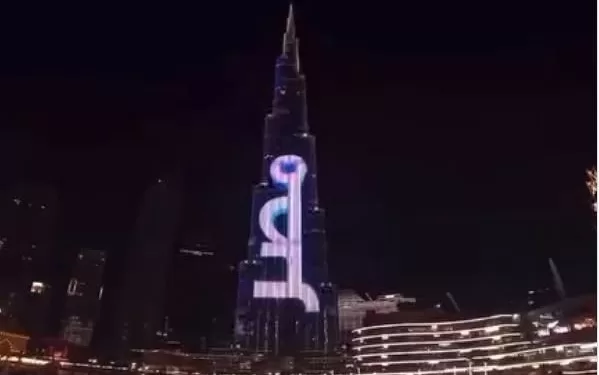 برج خليفة يضيء بألوان علم مصر احتفالًا بالمتحف المصري الكبير