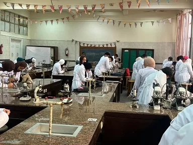 في إطار التعاون الأكاديمي.. طلاب «العلوم» و«العلاج الطبيعي» بالقاهرة الأهلية يتدربون بمعامل «قصر العيني» 6 - جريدة الجمهورية 6 28 - جريدة الجمهورية