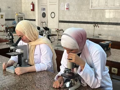 في إطار التعاون الأكاديمي.. طلاب «العلوم» و«العلاج الطبيعي» بالقاهرة الأهلية يتدربون بمعامل «قصر العيني» 7 - جريدة الجمهورية 7 24 - جريدة الجمهورية