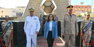 محافظ البحيرة تضع إكليل زهور على النصب التذكاري للجندي المجهول بمناسبة ذكرى أكتوبر